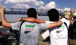 الناشط عمر الدمشقي في مظاهرة في محافظة إدلب شمال غرب سوريا (عمر الدمشقي فيس بوك)