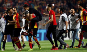 لاعبي فريق الترجي التونسي يحتفلون بعد صافرة الحكم التي أعلنت فوزهم في نهائي دوري أبطال إفريقيا- 31 من أيار 2019 (رويترز)

