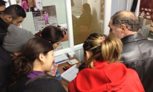 مراجعون سوريون في أحد المراكز الطبية السورية في اسطنبول