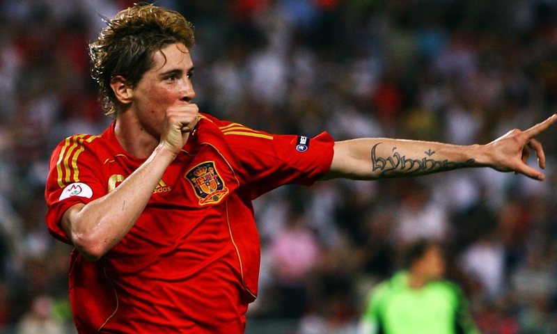 فيرناندو توريس يحتفل بتسجيل هدف منتخب بلاده في شباك ألمانيا في نهائي أمم أوروبا 2008 (bbc)