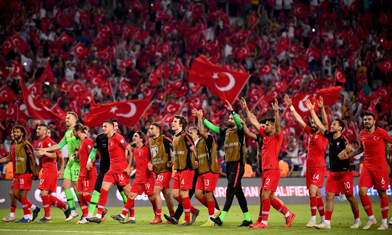 لاعبو المنتخب التركي يحتفلون مع جماهيرهم بعد تفوقهم على المنتخب الفرنسي بتصفيات أمم أوروبا (TRTWORLD)