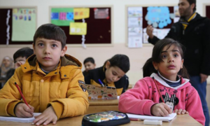 أطفال سوريين داخل مدرسة في تركيا (Dünya Bülteni) 