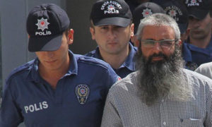 الشرطة التركية تلقي القبض على شخص يصف نفسه بـ 