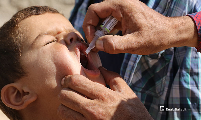 حملة تلقيح فموي ضد شلل الأطفال في أخترين بريف حلب - 16 من تموز 2019 (عنب بلدي)