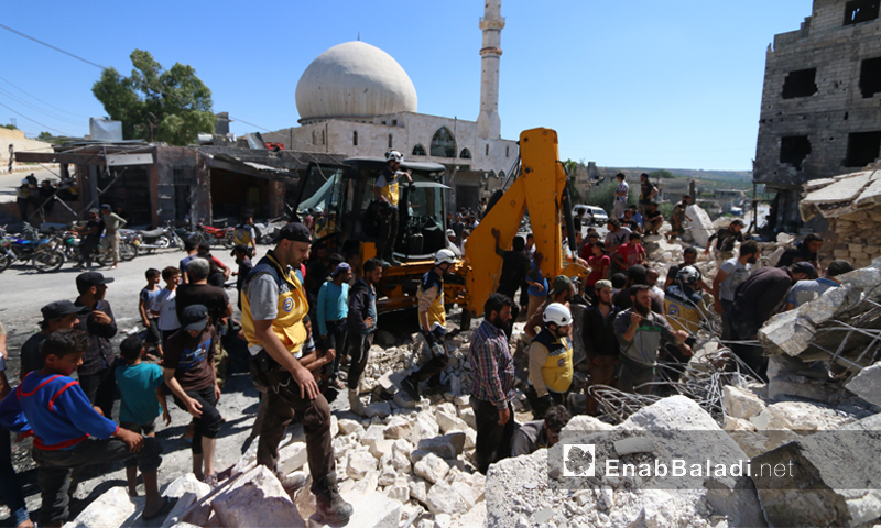 فرق الدفاع المدني أثناء انتشال المدنيين من تحت أنقاض المنازل السكنية الت تعرضت لقصف جوي روسي في بلدة أورم الجوز بريف إدلب الجنوبي 21 تموز 2019 (عنب بلدي)