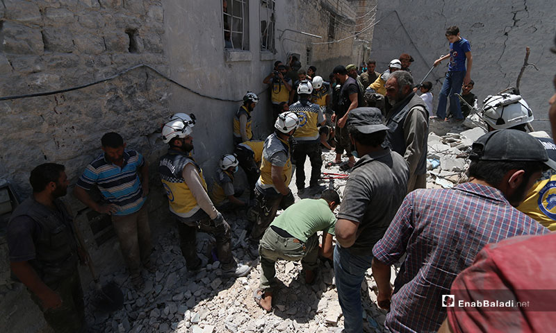 الدفاع المدني يقوم بانتشال الضحايا من تحت الأنقاض نتيجة القصف الجوي على أريحا جنوبي إدلب - 12 من تموز 2019 (عنب بلدي)