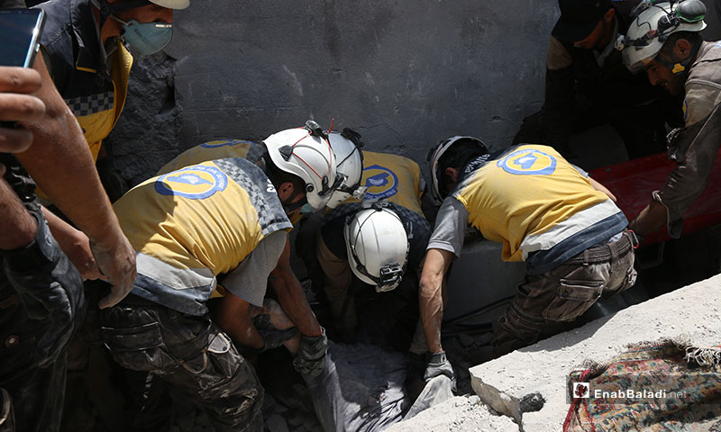 الدفاع المدني يقوم بانتشال الضحايا من تحت الأنقاض نتيجة القصف الجوي على أريحا جنوبي إدلب - 12 من تموز 2019 (عنب بلدي)