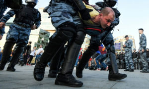 اعتقال المتظاهرين في موسكو - 27 تموز 2019 (AFP)