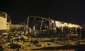 عمال الإغاثة يسترجعون جثث القتلى في الغارة الجوية على مركز احتجاز المهاجرين في طرابلس - 3 تموز 2019 (AP)