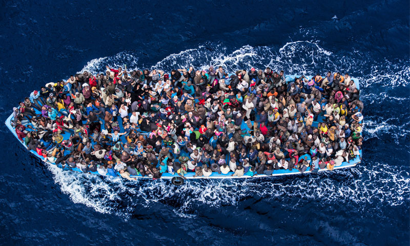 قارب يحمل مهاجرين من إفريقيا إلى أوروبا عبر البحر الأبيض المتوسط - 7 تموز 2014 (بولاريس)