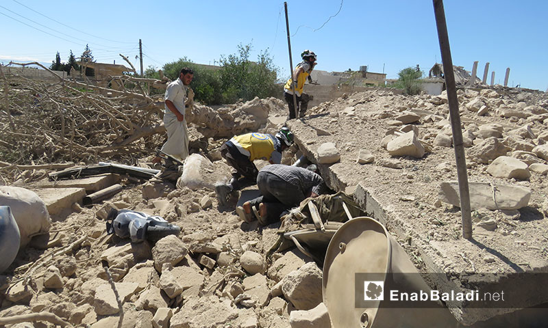 فرق الدفاع المدني أثناء انتشال المدنيين من تحت أنقاض المنازل السكنية الت تعرضت لقصف جوي روسي في بلدة جبالا  بريف إدلب الجنوبي 21 تموز 2019 (عنب بلدي)