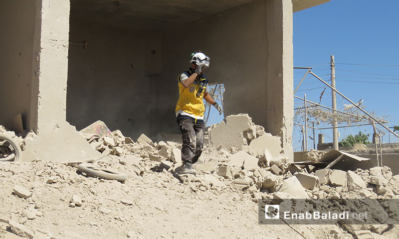 فرق الدفاع المدني أثناء انتشال المدنيين من تحت أنقاض المنازل السكنية الت تعرضت لقصف جوي روسي في بلدة جبالا بريف إدلب الجنوبي 21 تموز 2019 (عنب بلدي)