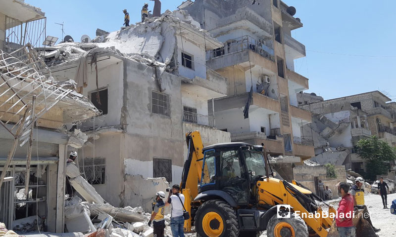 فرق الدفاع المدني تعمل على انتشال الضحايا والجرحى في الأحياء السكنية التي طالتها غارات روسية في مدينة أريحا جنوبي إدلب 27 تموز 2019 (عنب بلدي)