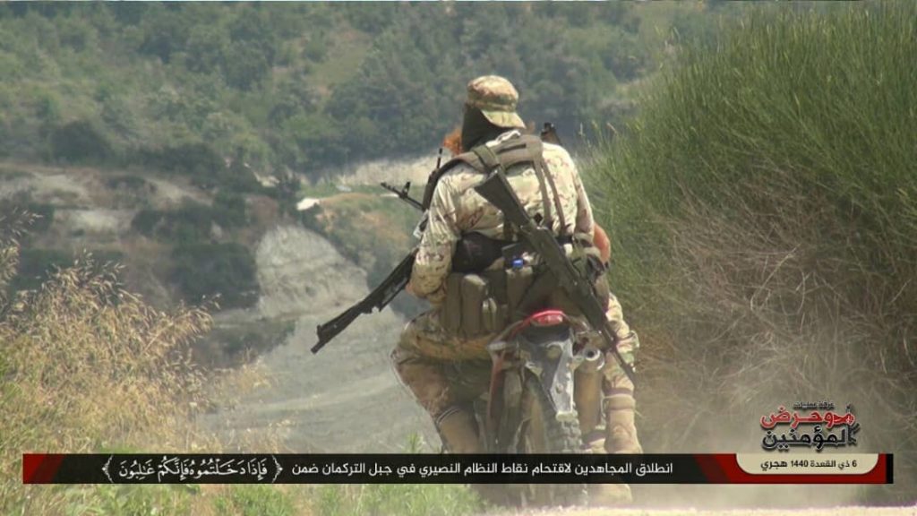 عناصر من تنظيم حراس الدين في أثناء العملية العسكرية بجبل التركمان في ريف اللاذقية - (غرفة عمليات وحرض المؤمنين)