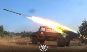 الجبهة الوطنية للتحرير تستهدف تجمعات قوات الأسد في ريف حماة الغربي بصواريخ الغراد في 3 تموز 2019 (الجبهة الوطنية على تلغرام)
