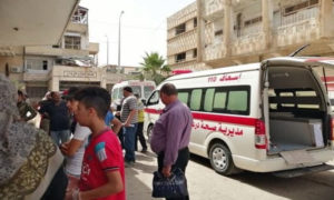 إسعاف عسكريين أصيبوا بتفجير حافلة مبيت للفرقة الرابعة إلى مشافي المدينة 17 تموز 2019 (درعا على فيس بوك)