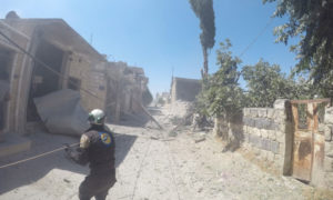 عناصر الدفاع المدني أثناء محاولة انقاذ المدنيين بعد تعرض حي سكني لقصف جوي من الطيران الجربي في خان شيخون جنوبي إدلب 21 تموز 2019 (الدفاع المدني السوري)