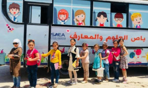 أطفال أمام باص المعارف في ريف حلب- 25 من تموز 2019 (مؤسسة القيم الثقافية فيس بوك)
