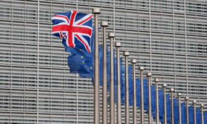 علم بريطانيا أمام مقر المفوضية الأوروبية في بروكسل (المفوضية الأوروبية)
