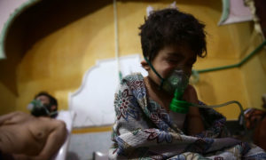 طفل مصاب بغازات سامة في مشفى بمدينة دوما شرق دمشق-7 من نيسان 2018 (رويترز)

