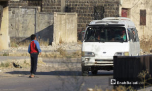 وسيلة نقل عامة تقل الركاب في الحولة بريف حمص – 25 تموز 2017 (عنب بلدي)