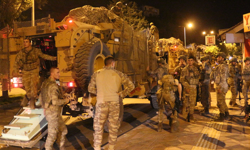جنود أتراك في أثناء وصولهم إلى الحدود السورية - 9 من تموز 2019 (الأناضول)