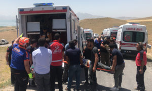 إجلاء جرحى وضحايا لمهاجرين غير شرعيين جراء حادث سير في ولاية وان شرقي تركيا (الأناضول)