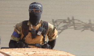 عنصر من جبهة النصرة يتجهز قبل مشاركته في معارك بريف إدلب - 2015 (رويترز)

