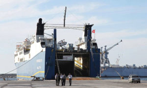 سفينة ترسو في ميناء اللاذقية (رويترز)
