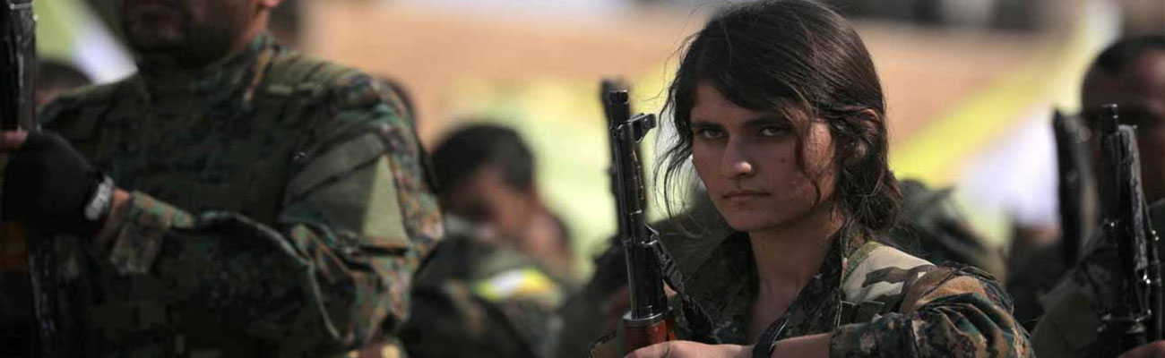 مقاتلة من قوات سوريا الديمقراطية في معسكر تدريبي شرق سوريا - (رويترز)
