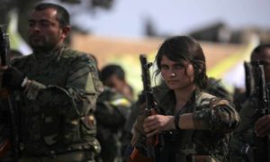 مقاتلة من قوات سوريا الديمقراطية في معسكر تدريبي شرق سوريا - (رويترز)
