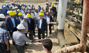وزير النفط والثروة المعدنية، المهندس علي غانم، في زيارة إلى حقل التيم النفطي  في دير الزور - أيار 2019 (وزارة النفط السورية على فيس بوك)