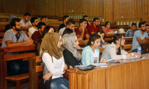 طلبة في جامعة روج افا (موقع روناهي)