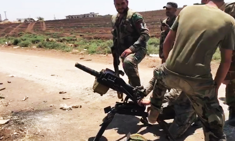 عناصر تابعة لـ "ٌقوات النمر" تستخدم قاذفة قنابل روسية في معارك ريف حماة الشمالي (OLEG BLOKHEN)