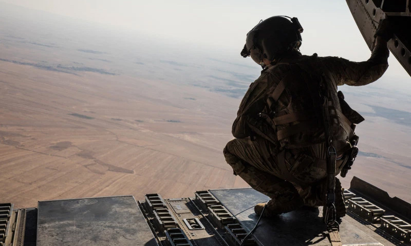أحد أفراد طاقم CH-47 من طراز Chinook التابع لقوات التحالف يطل من السماء أثناء مهمة نقل في شمال شرق سوريا - (RAY BOYINGTON/U.S. ARMY)