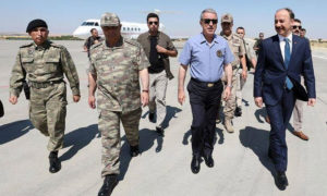 وزير الدفاع التركي خلوصي أكار في زيارة لمركز العمليات المتشركة حول المنطقة الآمنة في ولاية أورفا الحدودية مع سوريا 14 آب 2019 (الأناضول)
