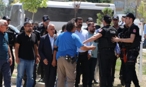 الشرطة التركية شكلت طوق أمني بالقرب مبنى بلدية فان (Sozcu)