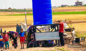 توزيع الماء في مخيم مرج دابق (عنب بلدي)
