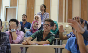 صورة لطلاب سوريين في جامعة كارابوك (kulliye.karabuk)