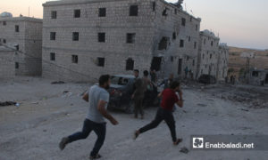 انتشال مدنيين من تحت أنقاض المنازل في تجمع للنازحين بعد تعرضهم لغارات روسية في بلدة حاس بريف إدلب الجنوبي- 16 من آب 2019 (عنب بلدي)