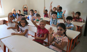 طلاب سوريون يتلقون التعليم (وكالة الأناضول)