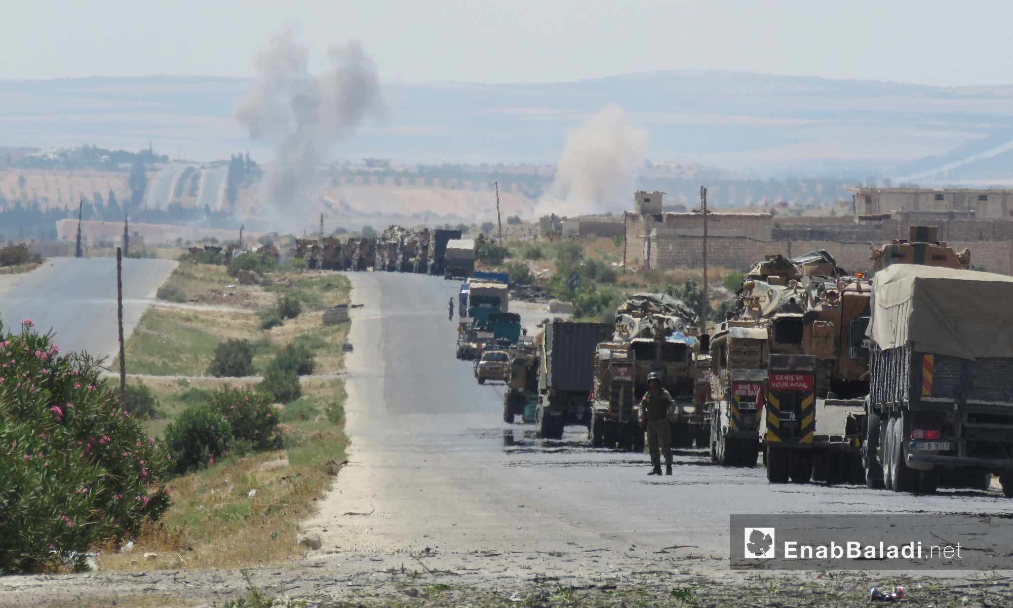 توقف رتل تركي بالقرب من قرية معرحطاط جنوب معرة النعمان في إدلب بعد استهدافه من قبل قوات النظام السوري- 19 من آب 2019 (عنب بلدي)