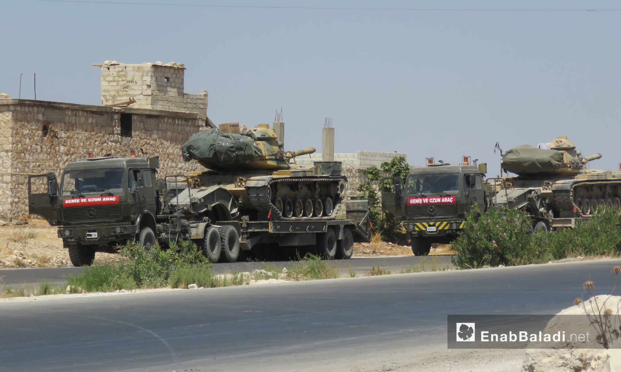توقف رتل تركي بالقرب من قرية معرحطاط جنوب معرة النعمان في إدلب بعد استهدافه من قبل قوات النظام السوري- 19 من آب 2019 (عنب بلدي)