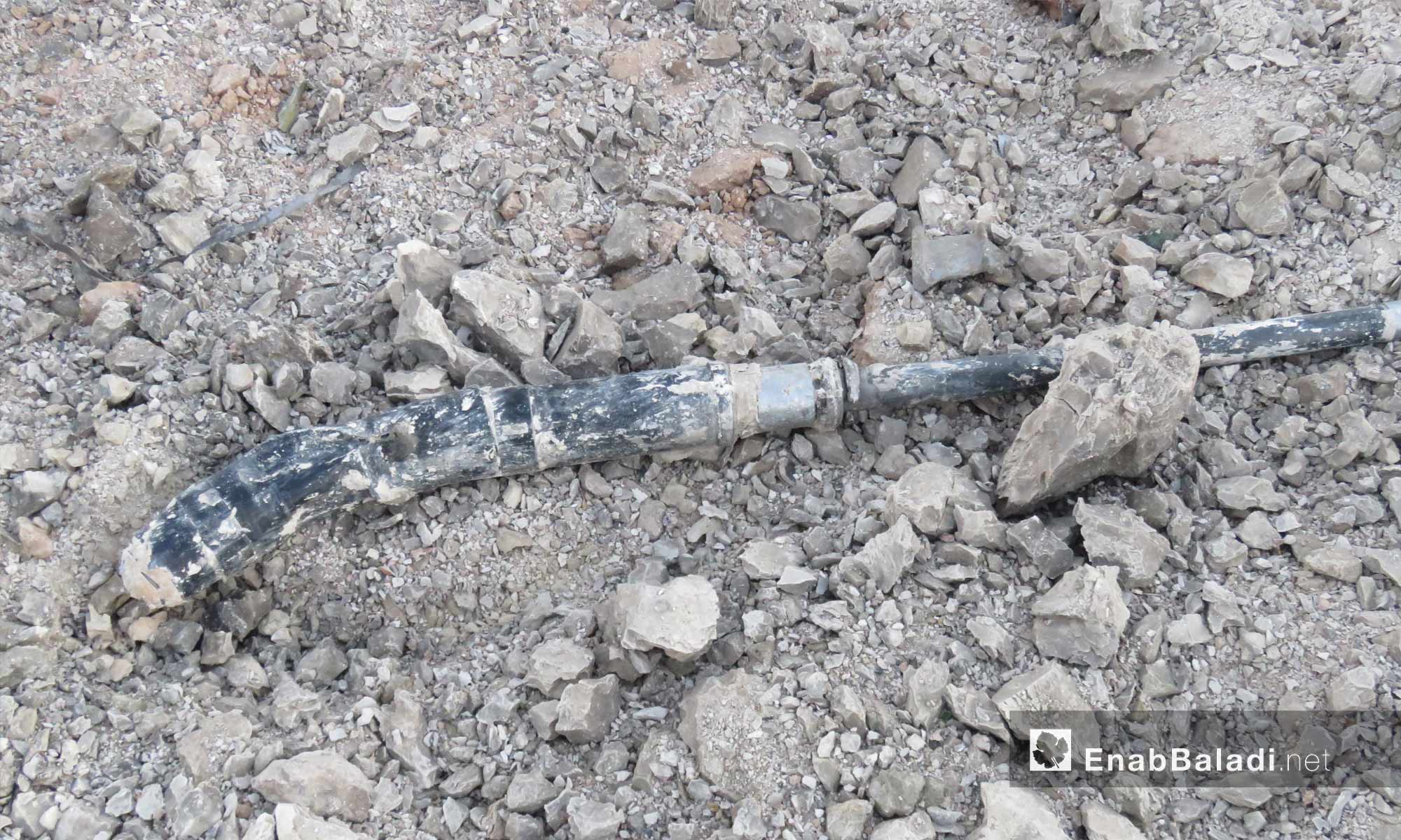 حطام طائرة حربية تابعة للنظام السوري من نوع سوخوي 22 أسقطتها الفصائل بالقرب من بلدة التمانعة في ريف إدلب الجنوبي- 14 من آب 2019 (عنب بلدي)