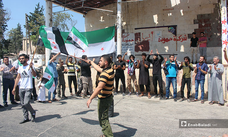 مظاهرة في إدلب تنديدًا بالمجازر المرتكبة بحق المدنيين - 23 من آب 2019 (عنب بلدي)