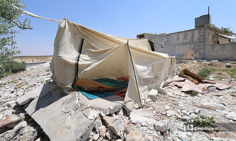جمال الشمعة يبني خيمة فوق أنقاض منزله التي دمرته طائرات النظام المروحية في ريف إدلب الجنوبي - 6 من آب 2019 (عنب بلدي)