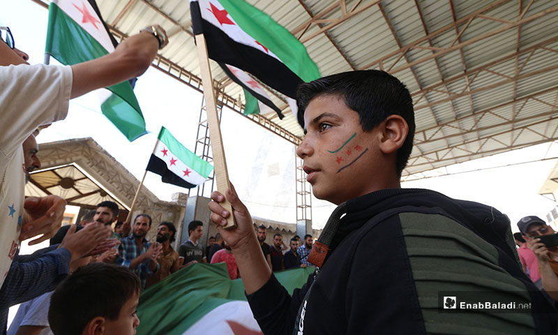 مظاهرة في مدينة سرمدا لمناصرة الثوار وتنديدًا بجرائم النظام ورسيا في ريف إدلب - 16 من آب 2019 (عنب بلدي)