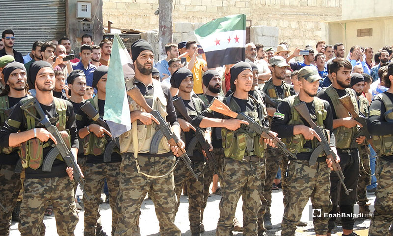 مراسم رفع علم الثورة السورية خلال مظاهرة في مدينة مارع بريف حلب الشمالي - 9 من آب 2019 (عنب بلدي)