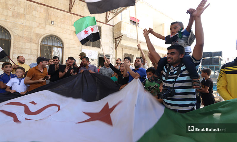 مظاهرة في مدينة سرمدا لمناصرة الثوار وتنديدًا بجرائم النظام ورسيا في ريف إدلب - 16 من آب 2019 (عنب بلدي)
