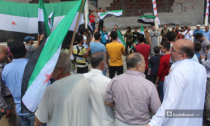 مظاهرة في إدلب تنديدًا بالمجازر المرتكبة بحق المدنيين - 23 من آب 2019 (عنب بلدي)